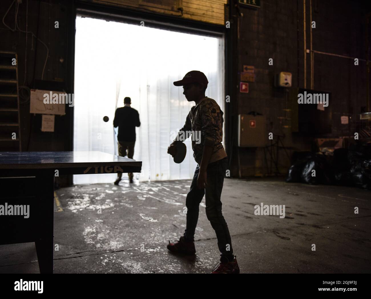 STOCCOLMA 20151008 fotodate 20150923 rifugiati che giocano a ping pong in una stazione di transito nella sede di un club musicale di Stoccolma, Svezia, 23 settembre 2015. Foto: Anders Wiklund / TT / Kod 10040 Foto Stock