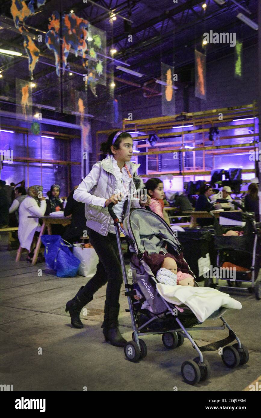 STOCCOLMA 20151008 fotodata 20150923 i rifugiati sono visti in una stazione di transito nella sede di un club musicale di Stoccolma, Svezia, 23 settembre 2015. Foto: Anders Wiklund / TT / Kod 10040 Foto Stock