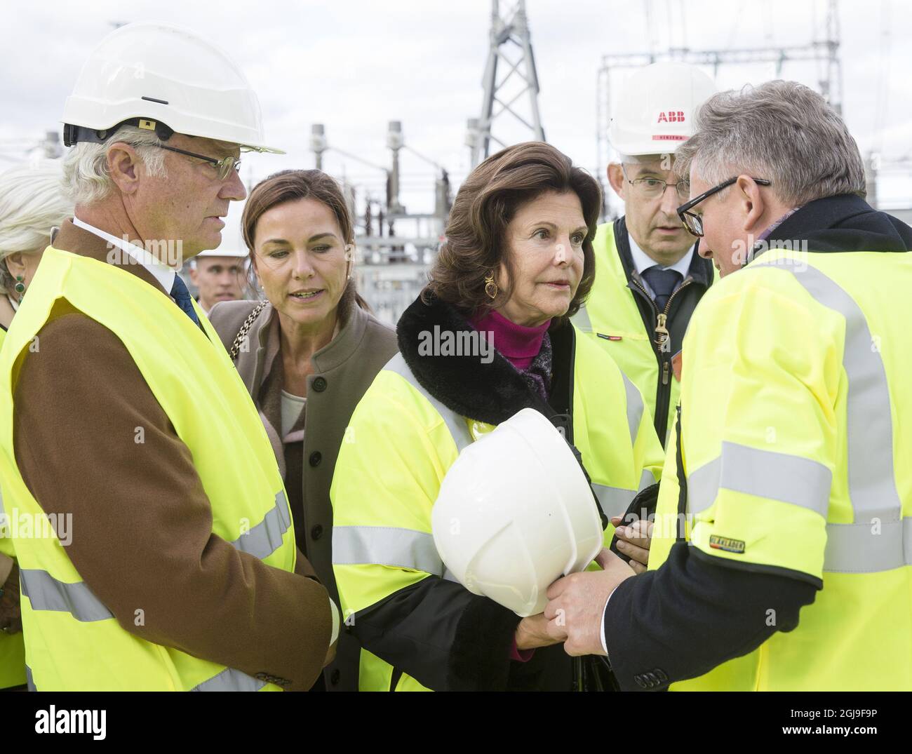 KLAIPEDA 2015-10-09 il re svedese Carl Gustaf, la regina Silvia e il presidente lituano Dalia Grybauskaite visitano NordBalt (noto anche come SwedLit) a Klaipeda, Lituania il 09 ottobre 2015. Nordbalt è un cavo di alimentazione sottomarino progettato tra KlaipAÂ-da in Lituania e Nybro in Svezia. I reali svedesi sono in visita di Stato in Lituania Foto Lukas Balandis/15min.lt / Scanpix Baltix / TT / Kod 20985 Foto Stock