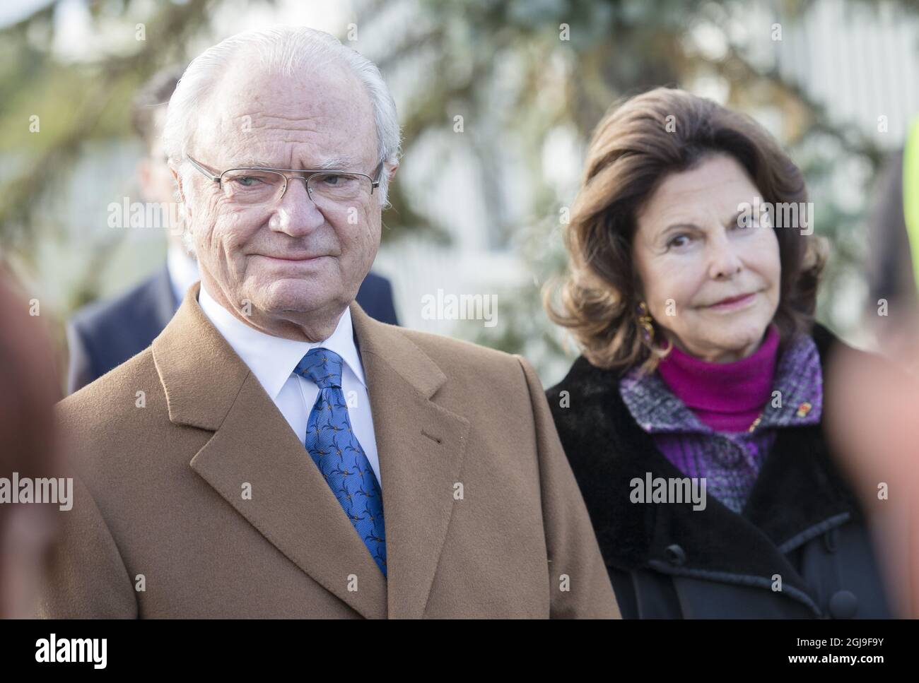 KLAIPEDA 2015-10-09 il re svedese Carl Gustaf, la regina Silvia e il presidente lituano Dalia Grybauskaite visitano NordBalt (noto anche come SwedLit) a Klaipeda, Lituania il 09 ottobre 2015. Nordbalt è un cavo di alimentazione sottomarino progettato tra KlaipAÂ-da in Lituania e Nybro in Svezia. I reali svedesi sono in visita di Stato in Lituania Foto Lukas Balandis/15min.lt / Scanpix Baltix / TT / Kod 20985 Foto Stock