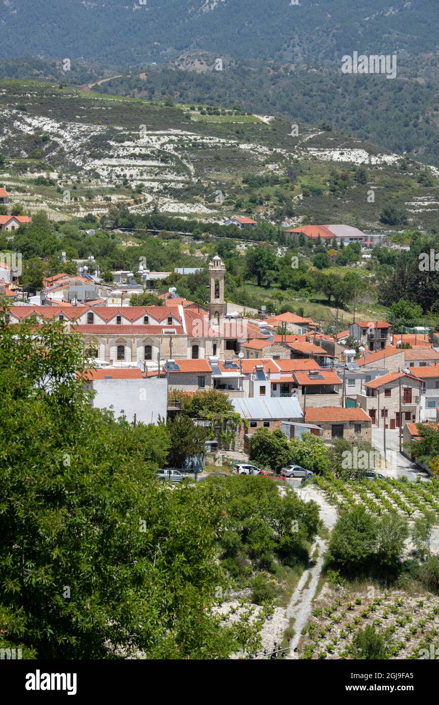 Cipro, il pittoresco villaggio montano di Omodos (noto anche come Omodos) situato nei monti Troodos. Vista panoramica sulla campagna di Omodos. Foto Stock