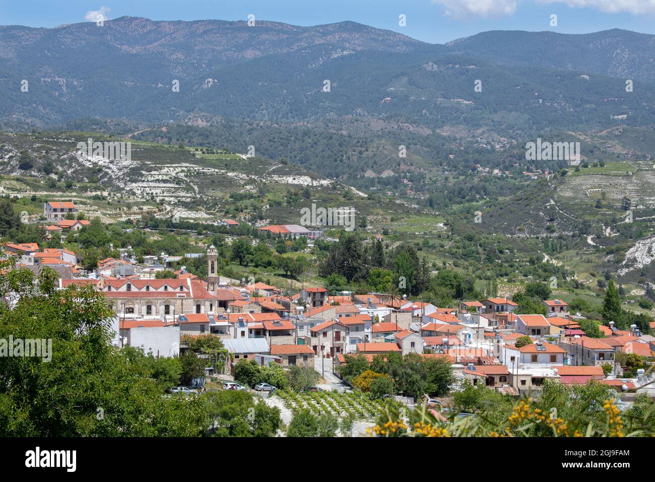 Cipro, il pittoresco villaggio montano di Omodos (noto anche come Omodos) situato nei monti Troodos. Vista panoramica sulla campagna di Omodos. Foto Stock