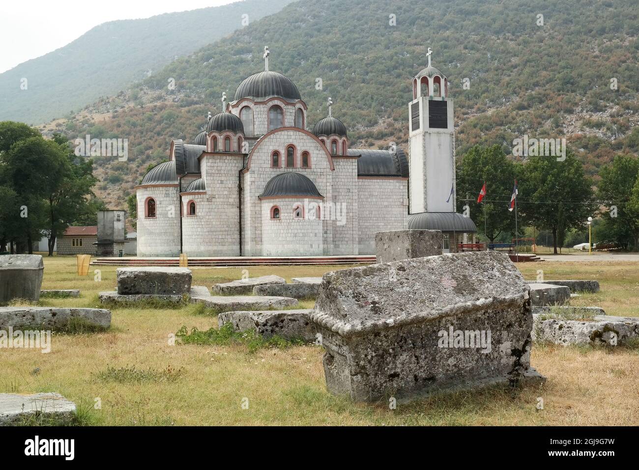 Stećci e la chiesa ortodossa serba sulla necropoli di Ljubinje (Republika Srpska, Bosnia-Erzegovina) Foto Stock