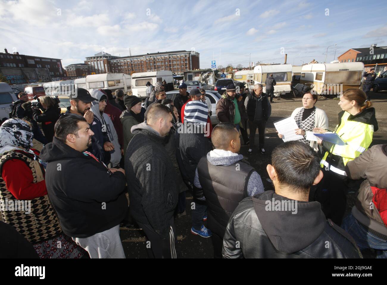 MALMO 2015-10-27 i migranti sono stati informati dalle autorità, la polizia e altre autorità hanno iniziato ad evancare persone dal campo di migranti a Malmo, Svezia, 27 ottobre 2015. Nel campo vivono un paio di centinaia di migranti. Foto: Drago Prvulovic / TT / kod 70040 Foto Stock