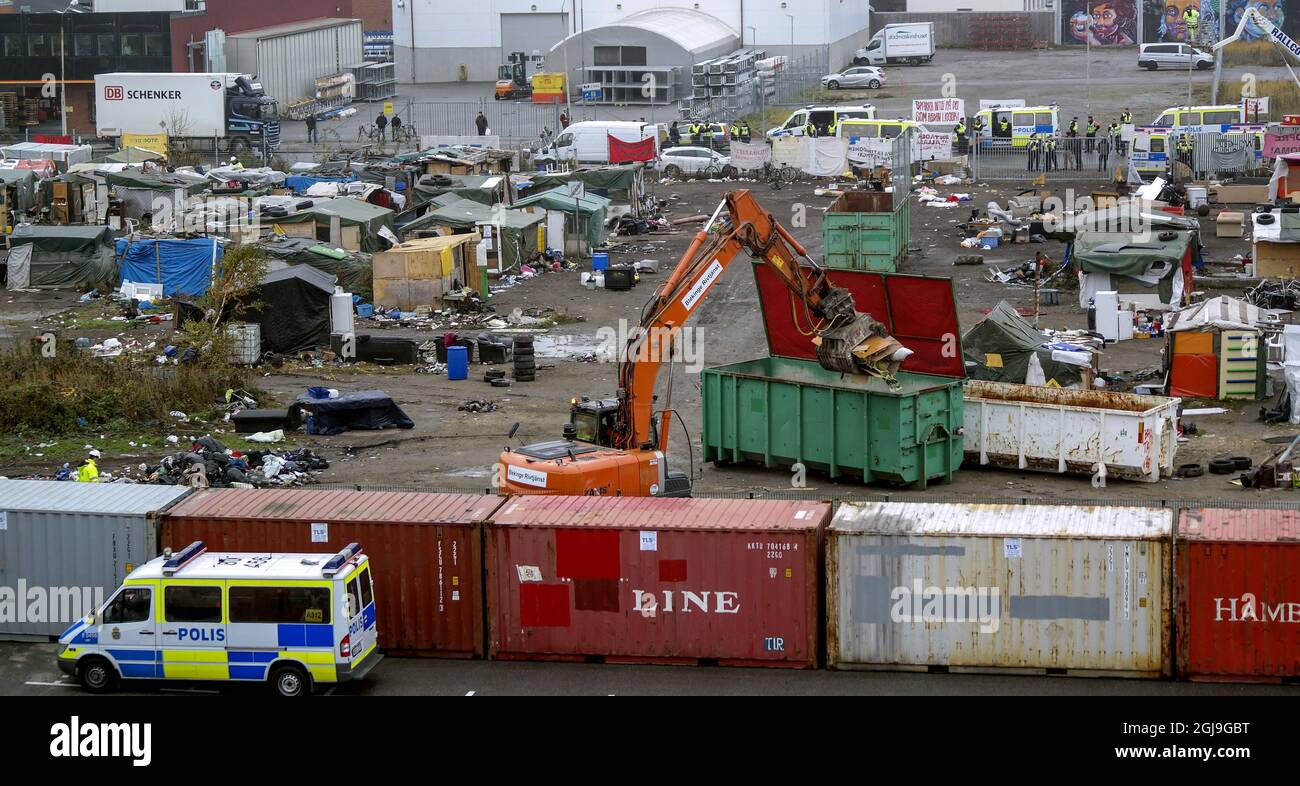 Un escavatore e personale di demolizione puliscono un campo illegale nel centro di Malmoe, Svezia, 3 novembre 2015. La polizia svedese ha iniziato a ripulire un campo Rom nel centro di Malmo dopo un periodo di mesi tra le autorità cittadine e circa 200 persone che vi si erano insediate senza permesso. Foto: Erland Vinberg / TT Foto Stock