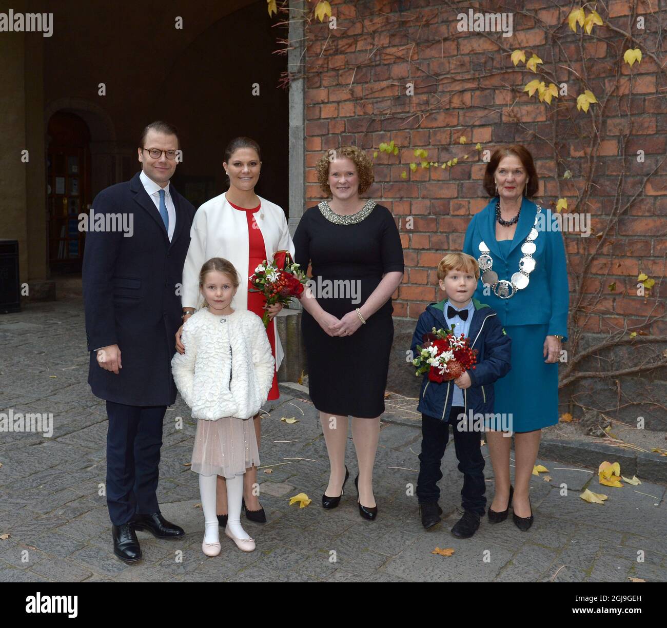 STOCCOLMA 2015-11-05 la Principessa Vittoria e il Principe Daniele sono accolti dal Commissario delle Finanze, Karin Wanngard e dal Presidente del Consiglio Comunale, Eva-Louise Erlandsson Slorach, presso il Municipio di Stoccolma, Svezia, il 5 novembre 2016. La coppia della Principessa Corona ha partecipato a un pranzo per il presidente della Tunisia, Beji Caid Essebsi, che è in visita di Stato in Svezia. Foto: Maja Suslin / TT Kod 10300 Foto Stock