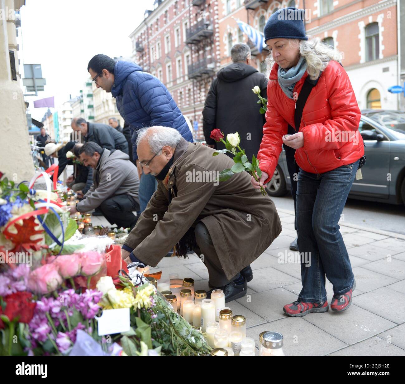 STOCCOLMA 2015-11-16 persone sono viste mettere fiori fuori l'ambasciata francese a Stoccolma, Svezia, 16 novembre 2015. Foto Maja Suslin / TT kod 10300 Foto Stock