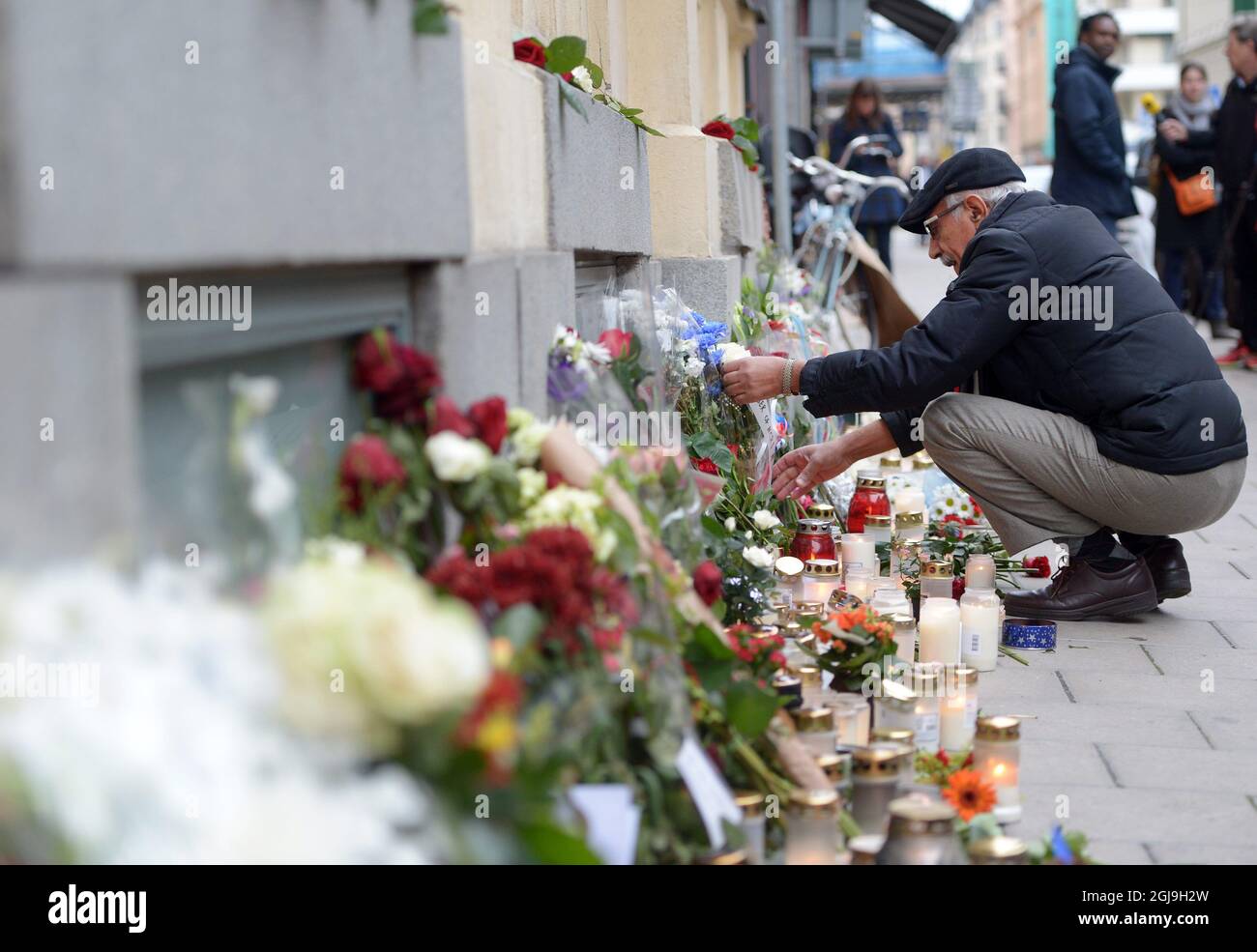 STOCCOLMA 2015-11-16 persone sono viste mettere fiori fuori l'ambasciata francese a Stoccolma, Svezia, 16 novembre 2015. Foto Maja Suslin / TT kod 10300 Foto Stock
