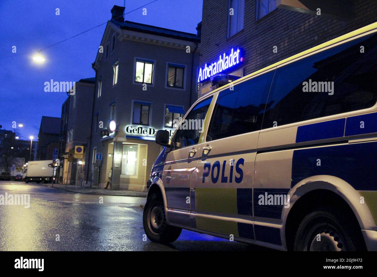 GAVLE 2015-11-18 ufficiali di polizia sono visti fuori dal giornale locale Arbetarbladet/ Gefle Dagblad a Gavle, Svezia, 18 novembre 2015. Notizie- e edifici ufficiali stanno avendo la protezione della polizia mentre la Svezia si muove su 'alto' allarme di terrore per la prima volta. Foto Roger Nilsson / TT kod 11080 *BETALBILD* Foto Stock