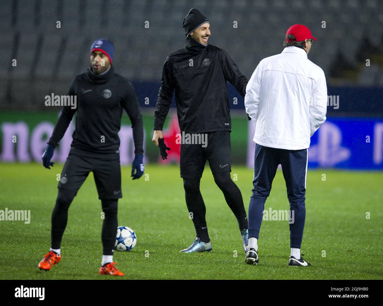 MALMO 2015-11-24 capitano della squadra PSG Zlatan Ibrahimovic (C) durante l'allenamento al Malmo New Stadium di Malmo, Svezia, 24 novembre 2015. Paris Saint-Germain (PSG) giocherà contro Malmo FF nella UEFA Champions League Group A mercoledì. Foto Bjorn Lindgren / TT / Kod 75314 Foto Stock
