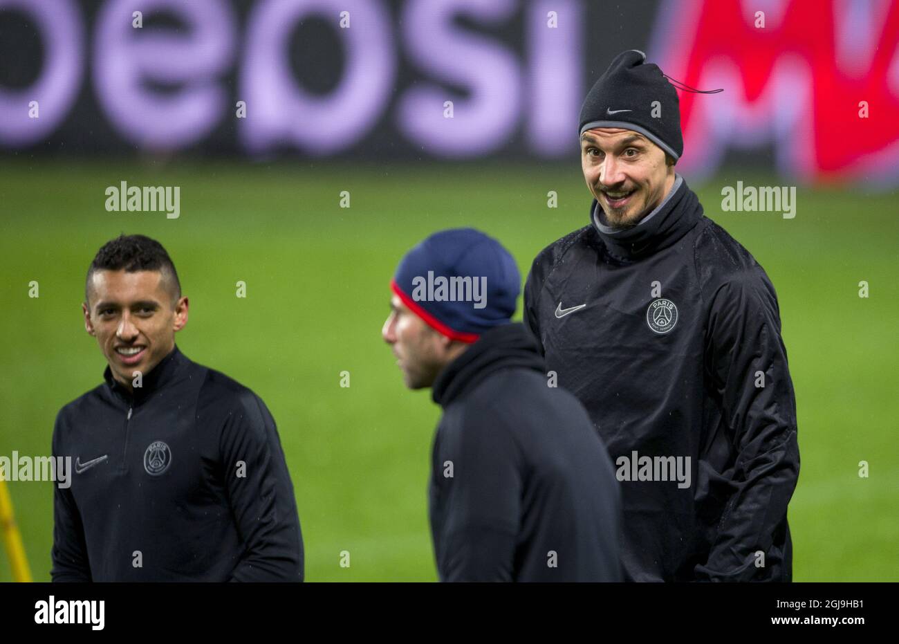MALMO 2015-11-24 capitano della squadra PSG Zlatan Ibrahimovic (R) durante l'allenamento al Malmo New Stadium di Malmo, Svezia, 24 novembre 2015. Paris Saint-Germain (PSG) giocherà contro Malmo FF nella UEFA Champions League Group A mercoledì. Foto Bjorn Lindgren / TT / Kod 75314 Foto Stock