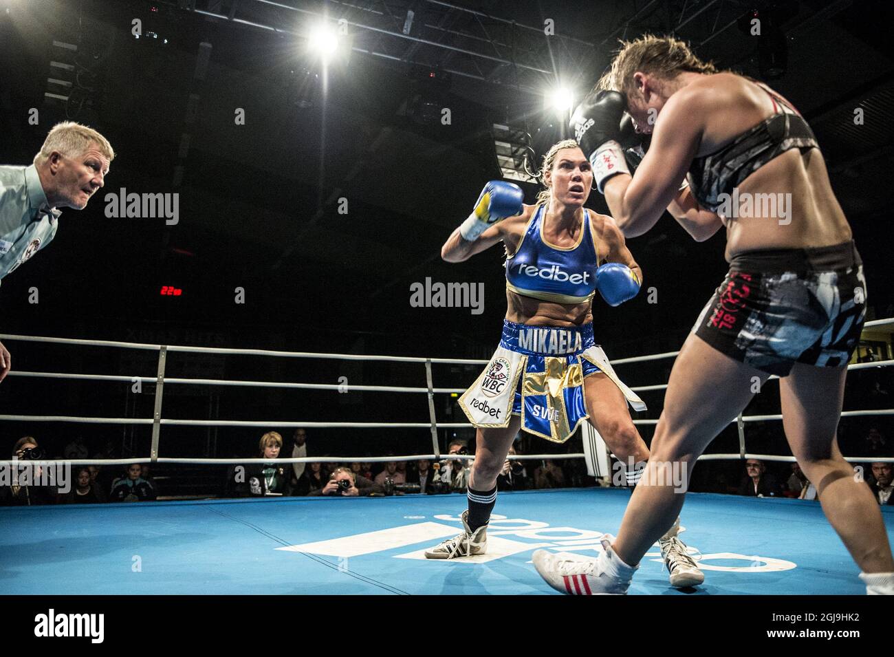 Lo svedese Mikaela LaurÃ, a sinistra, e il tedesco Jennifer Retzke in azione durante il loro super welterweight WBC World match in ABB Arena Nord a Vasteras, Svezia, il 28 novembre 2015. LaurÃ ha vinto la partita. Foto: Per Knutsson / TT / code 11380 Foto Stock