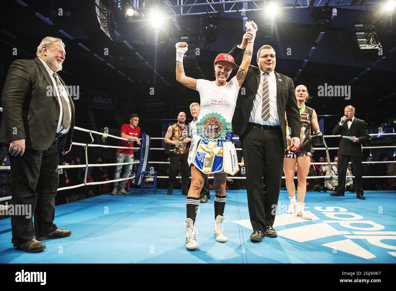 Lo svedese Mikaela LaurÃ festeggia dopo aver vinto contro il tedesco Jennifer Retzke nella sua partita di superwelterweight WBC World ad ABB Arena Nord a Vasteras, Svezia, il 28 novembre 2015. Foto: Per Knutsson / TT / code 11380 Foto Stock