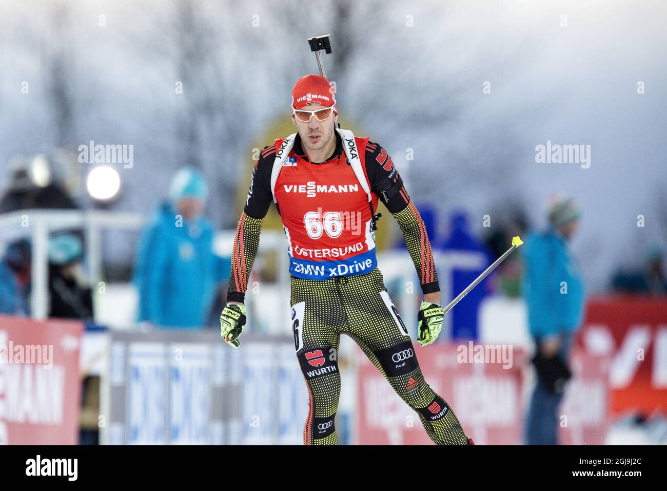 Arnd Pheiffer di Germania durante la gara di sprint maschile di 10 km alla IBU Biathlon World Cup di Ostersund, Svezia, il 5 dicembre 2015. Fourcade ha vinto la gara. Foto: Christine Olsson / TT / code 10430 Foto Stock