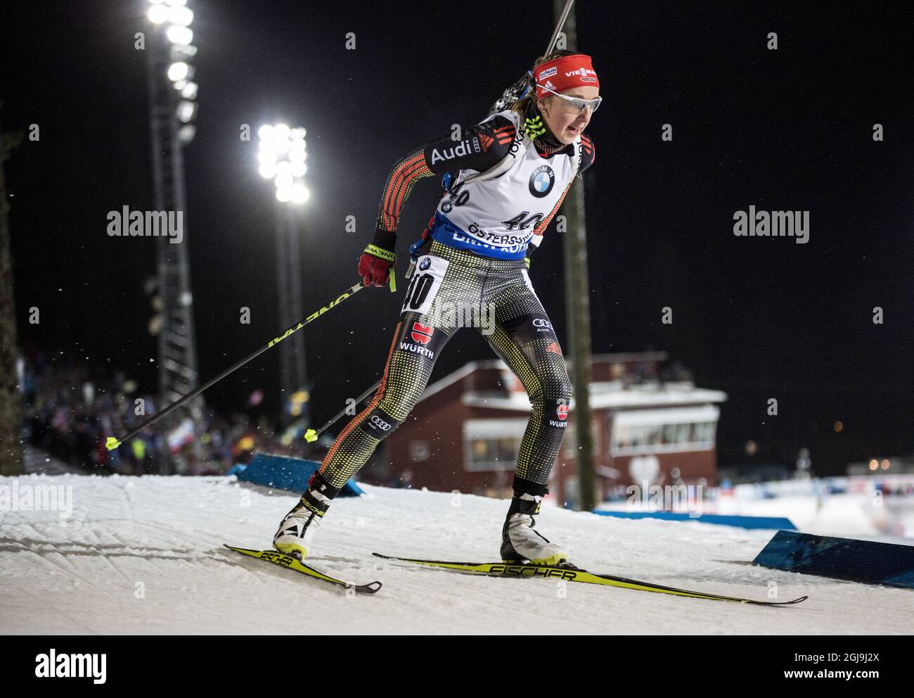Quarto posto Franziska Preuss di Germania in azione durante la gara femminile di sprint 7.5km alla IBU Biathlon World Cup di Ostersund, Svezia, il 5 dicembre 2015. Foto: Christine Olsson / TT / code 10430 Foto Stock