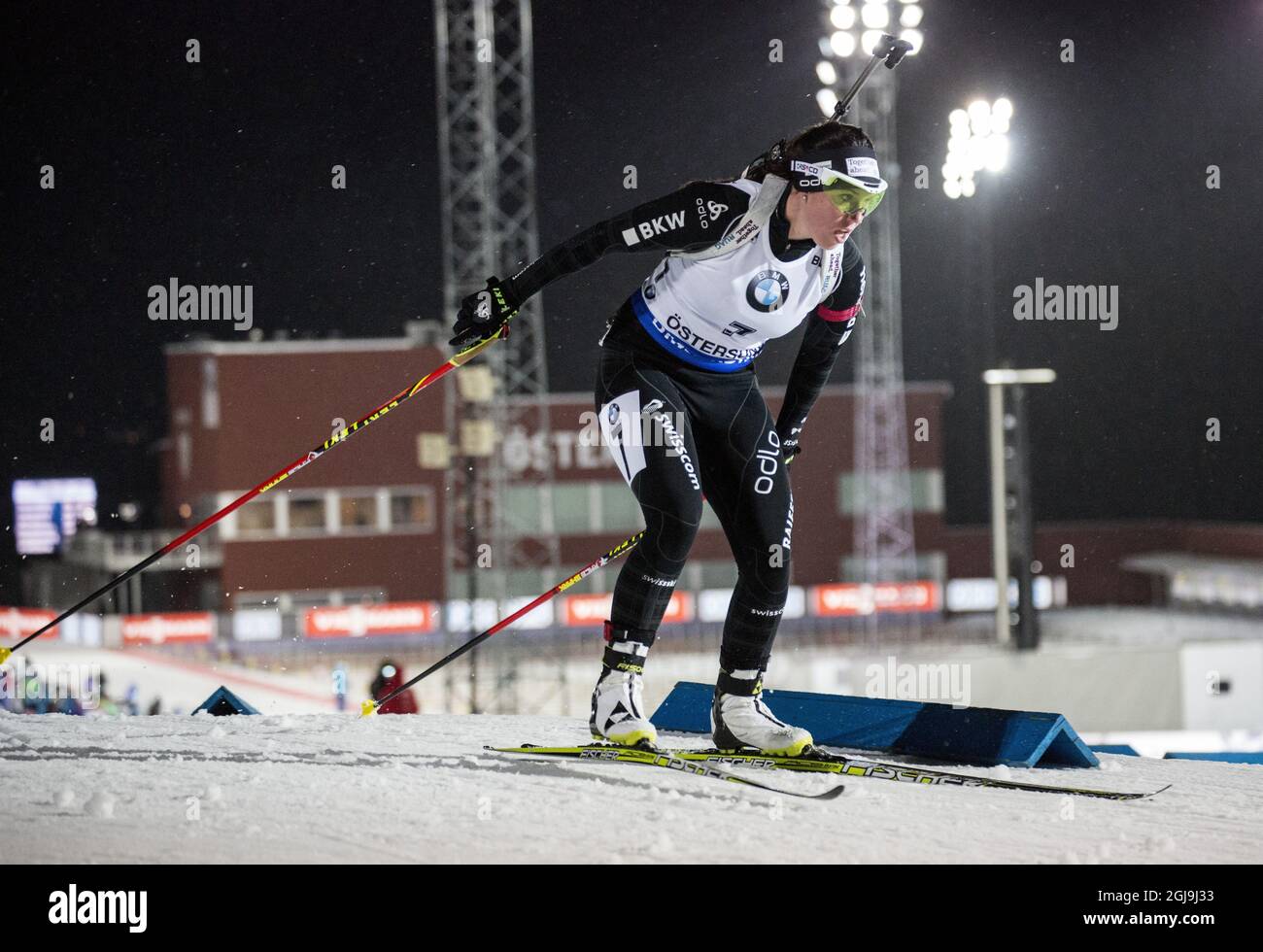 Lena Haecki della Svizzera in azione durante la gara di sprint femminile di 7.5 km alla IBU Biathlon World Cup di Ostersund, Svezia, il 5 dicembre 2015. Foto: Christine Olsson / TT / code 10430 Foto Stock