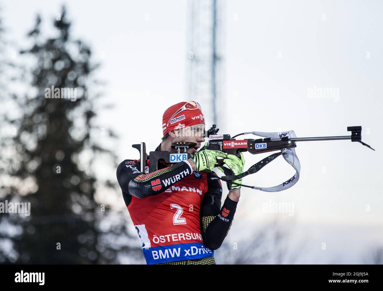 Arnd Pheiffer di Germania in azione durante la gara di inseguimento maschile di 12,5 km alla IBU Biathlon World Cup di Ostersund, Svezia, il 6 dicembre 2015. Foto: Christine Olsson / TT / code 10430 Foto Stock