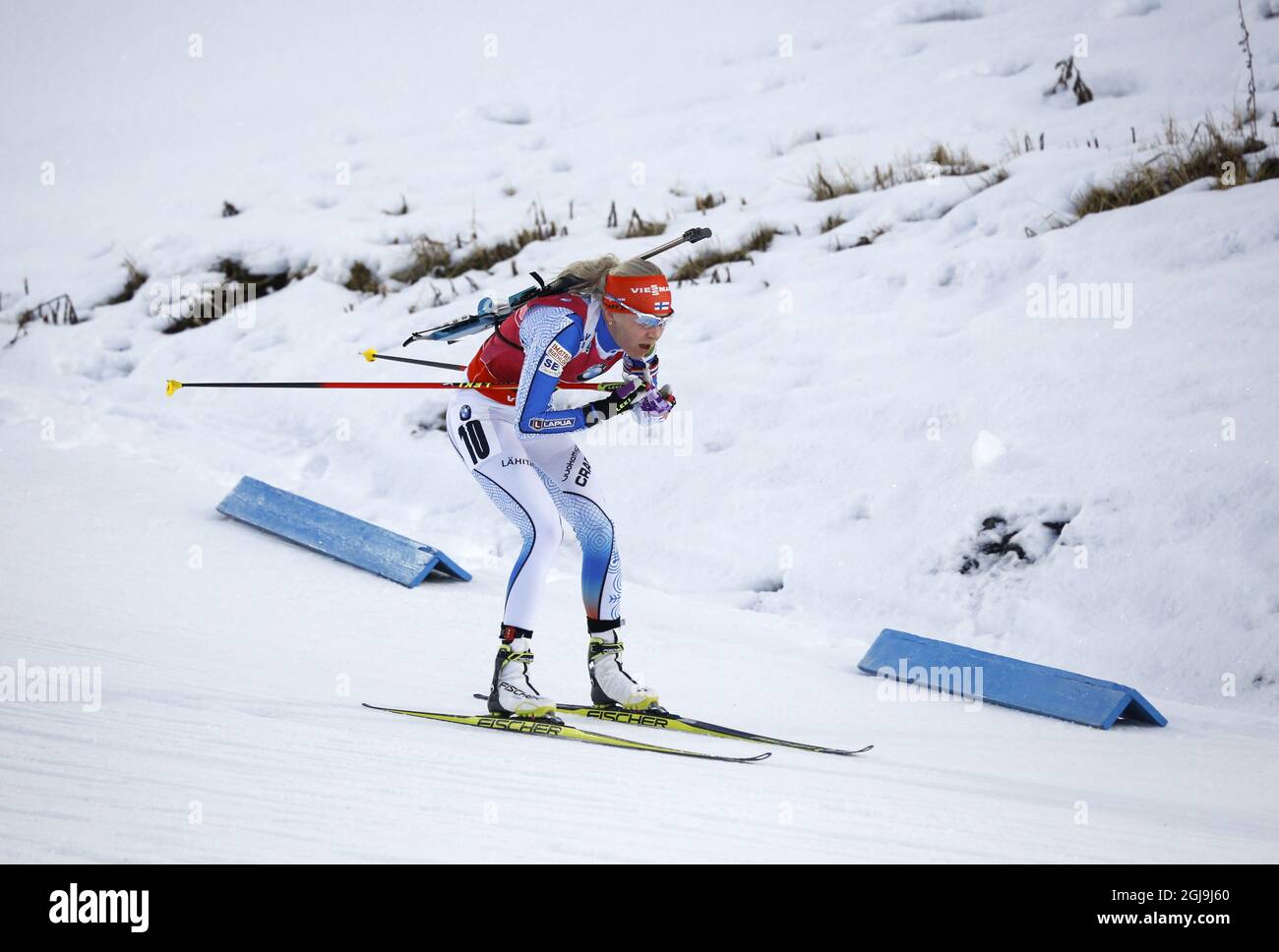 La finlandese Kaisa Makarainen in azione per vincere la competizione femminile di inseguimento di 10 km alla IBU Biathlon World Cup di Ostersund, Svezia, il 6 dicembre 2015. Foto: Christine Olsson / TT / code 10430 Foto Stock
