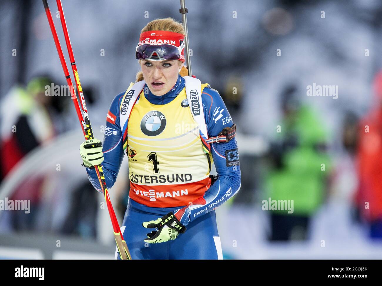 Gabriela Soukalova della Repubblica Ceca in azione durante la gara femminile di inseguimento di 10 km alla IBU Biathlon World Cup di Ostersund, Svezia, il 6 dicembre 2015. Foto: Christine Olsson / TT / code 10430 Foto Stock