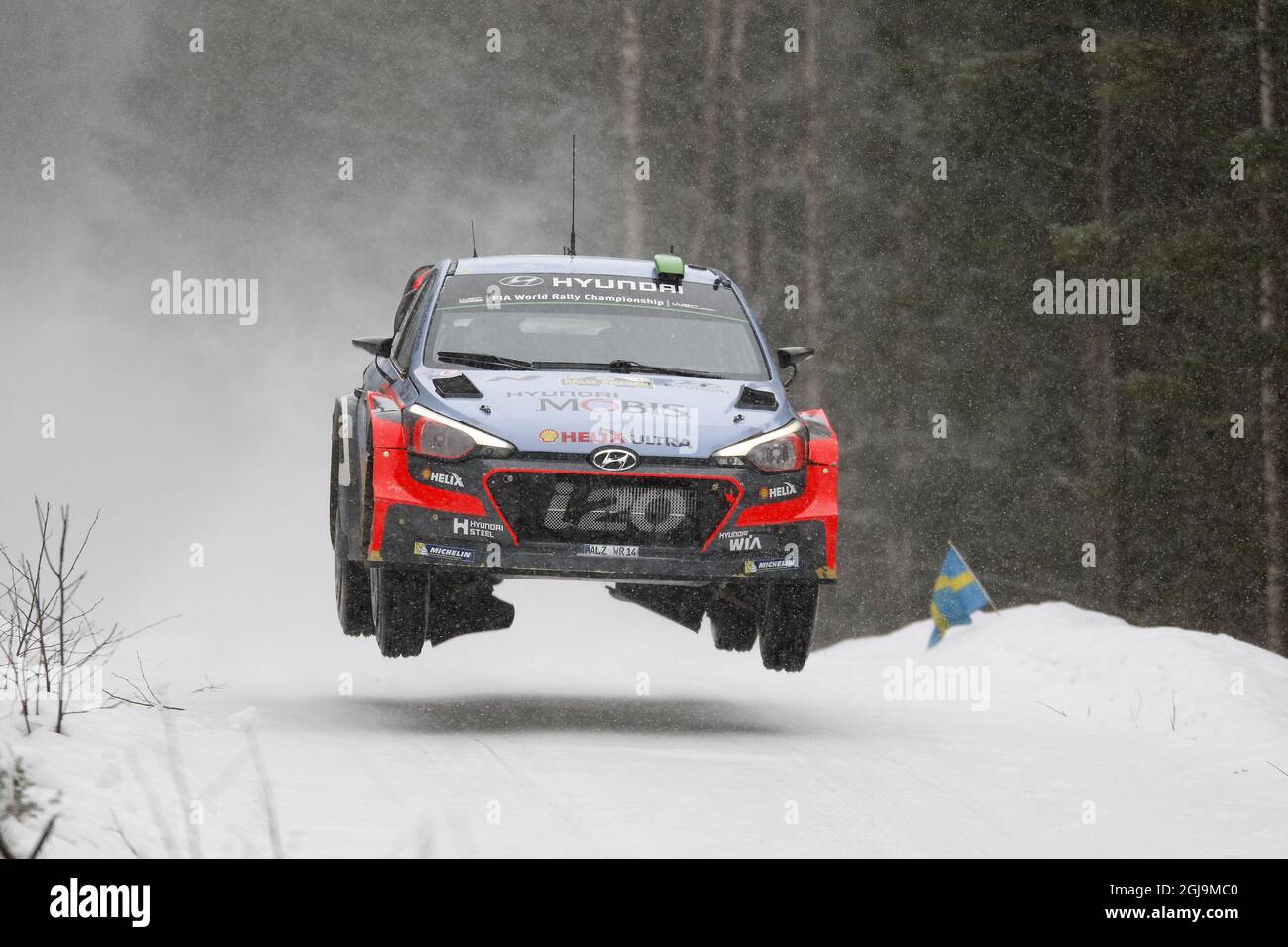 KARLSTAD 2016-02-12 Hayden Paddon, Nya Zeeland, Hyundai i20 WRC, ar tvaa sotto Svenska Rallyt pa fredagen. Foto: Micke Fransson / TT / Kod 61460 Foto Stock