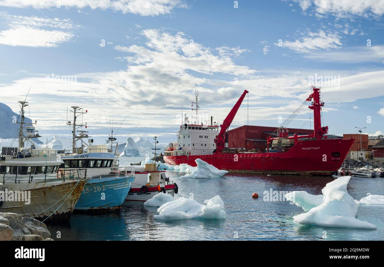 Il porto con la nave di rifornimento. La città di Uummannaq, a nord-ovest della Groenlandia, situata su un'isola nel sistema di fiordi di Uummannaq. Foto Stock