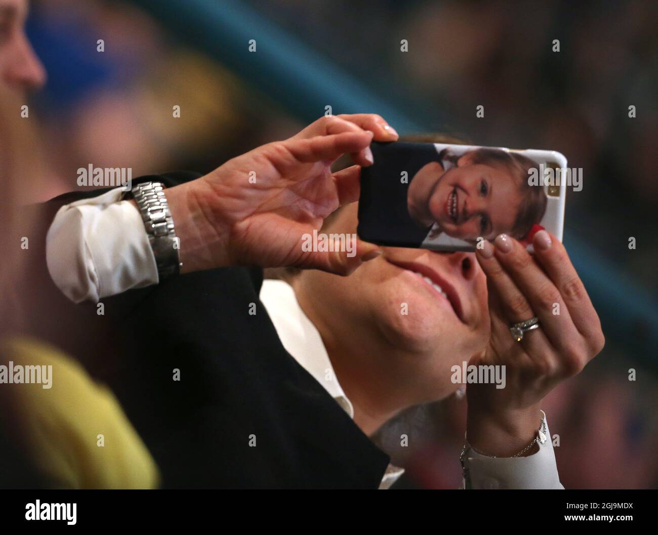 STOCCOLMA 2016-02-13 Crown Princess Victoria scatta una foto della Principessa Estelle con un telefono con una foto della Principessa Estelle quando guardano la partita Euro Hockey Tour tra Svezia e Finlandia alla Hovet Arena di Stoccolma, Svezia, 13 febbraio 2016. Foto Soren Andersson / TT / Codice 1037 Foto Stock