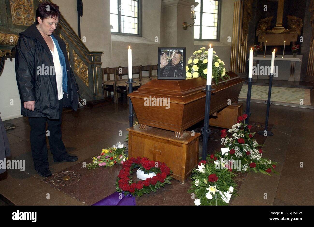 STOCCOLMA 20050120 Christer Pettersson, presunto assassino del primo ministro svedese Olof Palme, è stato sepolto nella chiesa di Sollentuna, fuori Stoccolma, giovedì 20 gennaio 2005. Christer Pettersson, un criminale e alcolista di piccola epoca, è stato arrestato per l'assassinio del Primostro svedese Olof Palme nel dicembre 1988. Identificato dalla moglie di Olof Palme Lisset come l'assassino, fu processato e condannato per l'omicidio, ma fu poi assolto in appello. Dopo ulteriori prove contro Pettersson emerse alla fine degli anni '90, ma nel maggio 1998 la Corte Suprema svedese ha ribaltato la richiesta. Christer PE Foto Stock