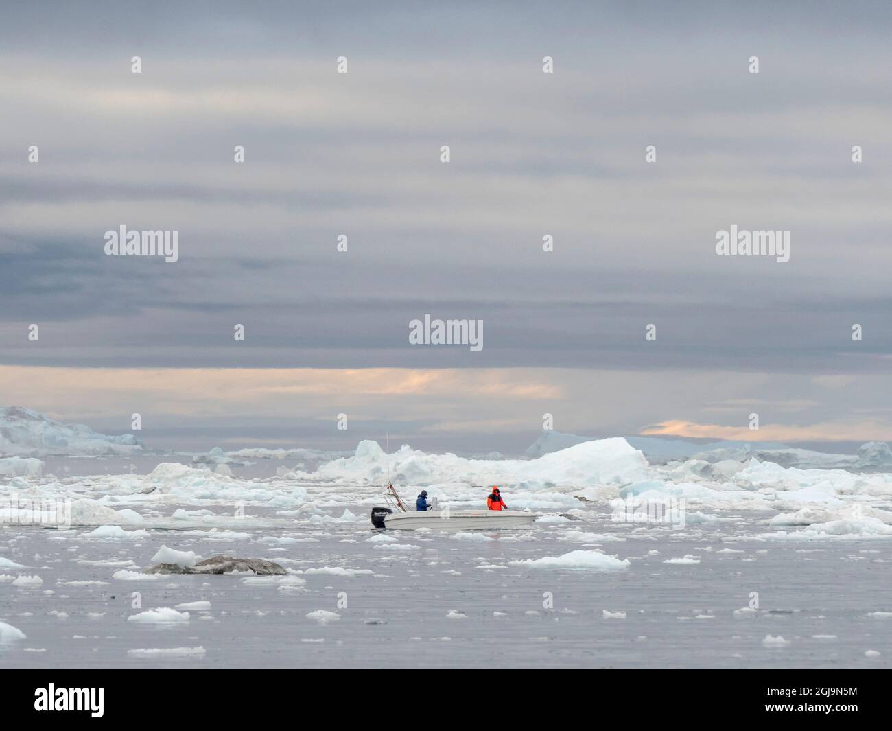 Pescatori in barca tra carri di ghiaccio. Ilulissat Icefjord a Disko Bay. L'Icefjord è dichiarato patrimonio mondiale dell'UNESCO, la Groenlandia. (Uso editoriale su Foto Stock