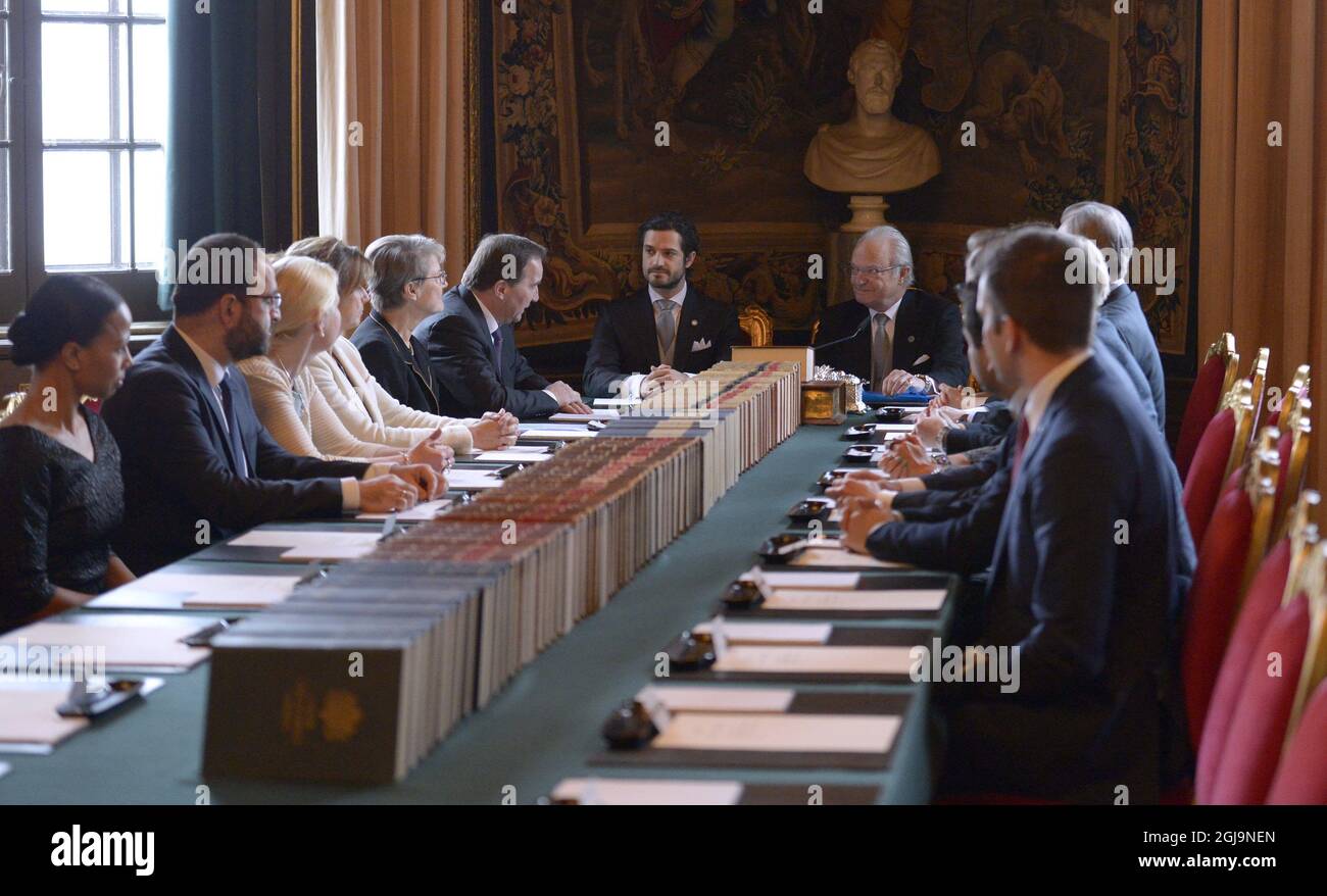 STOCCOLMA 2016-03-03 il re svedese Carl Gustaf (al centro a destra) affiancato dal principe Carl Philip (al centro a sinistra) annuncia la nascita di suo nipote, da battezzare Oscar Carl Olof, durante un incontro del consiglio con il primo ministro Stefan LÃƒÂ¶fven (in basso a sinistra) e il governo svedese al Palazzo reale di Stoccolma, 3 marzo 2016. Foto: Janerik Henriksson / TT / kod 10010 Foto Stock