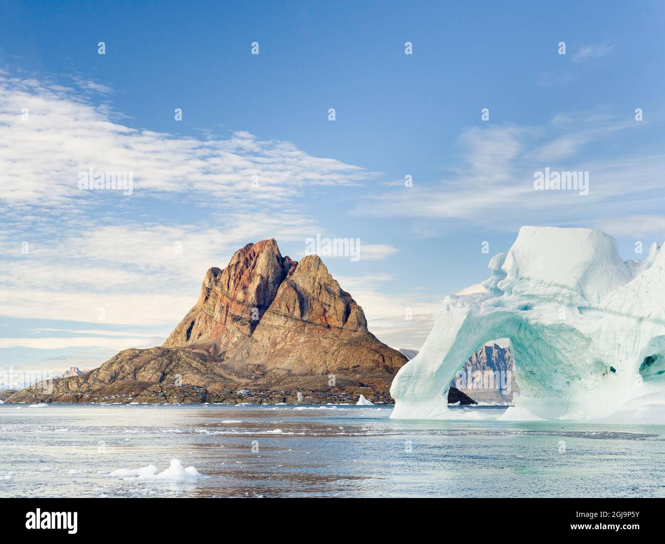 Uummannaq città sull'isola di Uummannaq. America, Nord America, Groenlandia, Danimarca Foto Stock