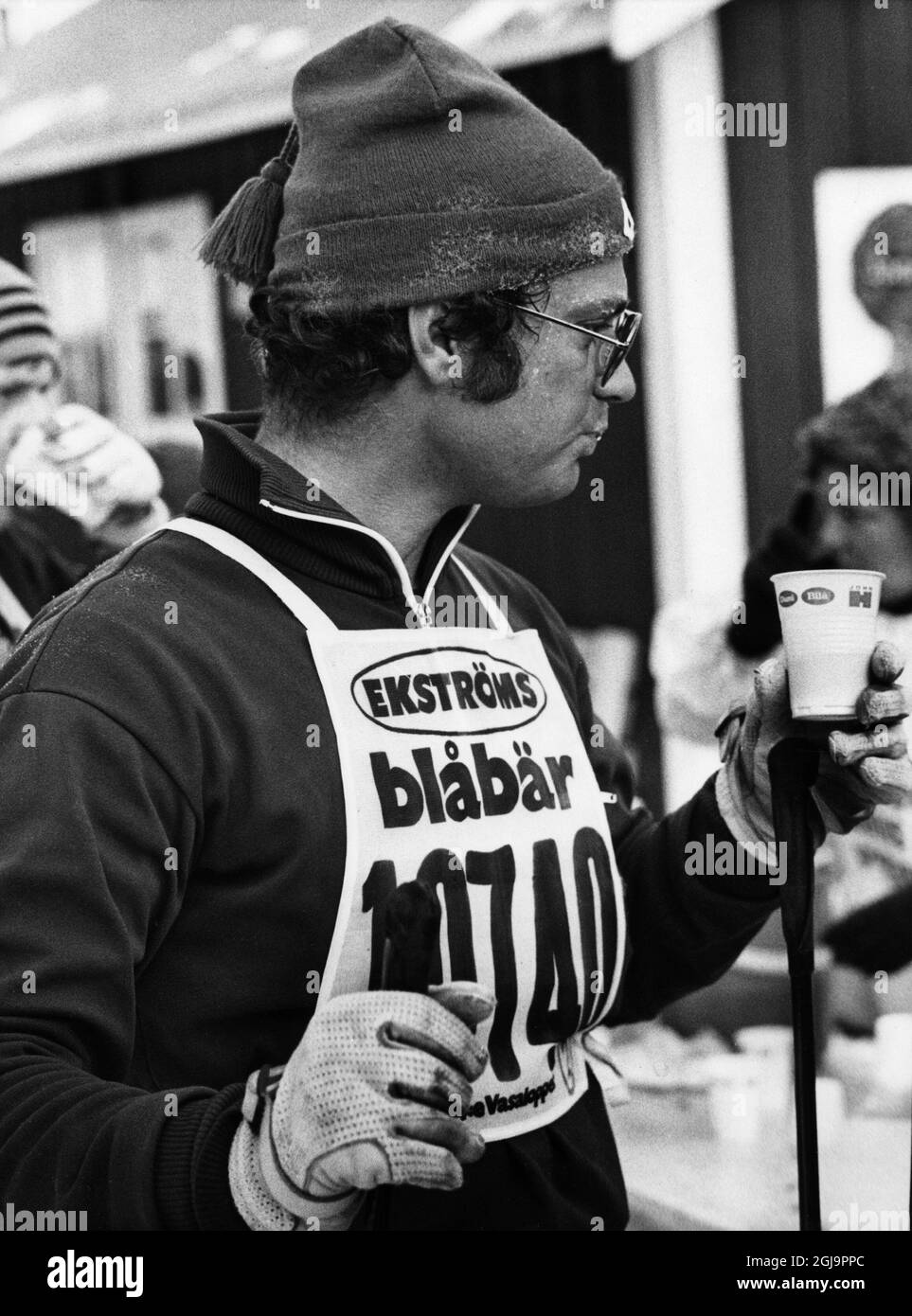 DALARNA 19770306 Re Carl Gustaf beve la tradizionale zuppa di bacche blu durante la gara di sci Vasaoppet 1967 Foto Kent Ostlund /SCANPIX Codice 71522 ***ARKIVBILD*** Foto Stock