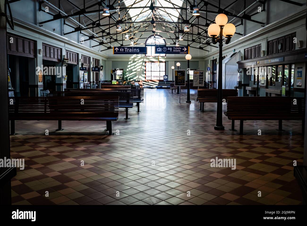 Biglietteria della hall della stazione di Halifax TRAMITE la stazione ferroviaria Foto Stock