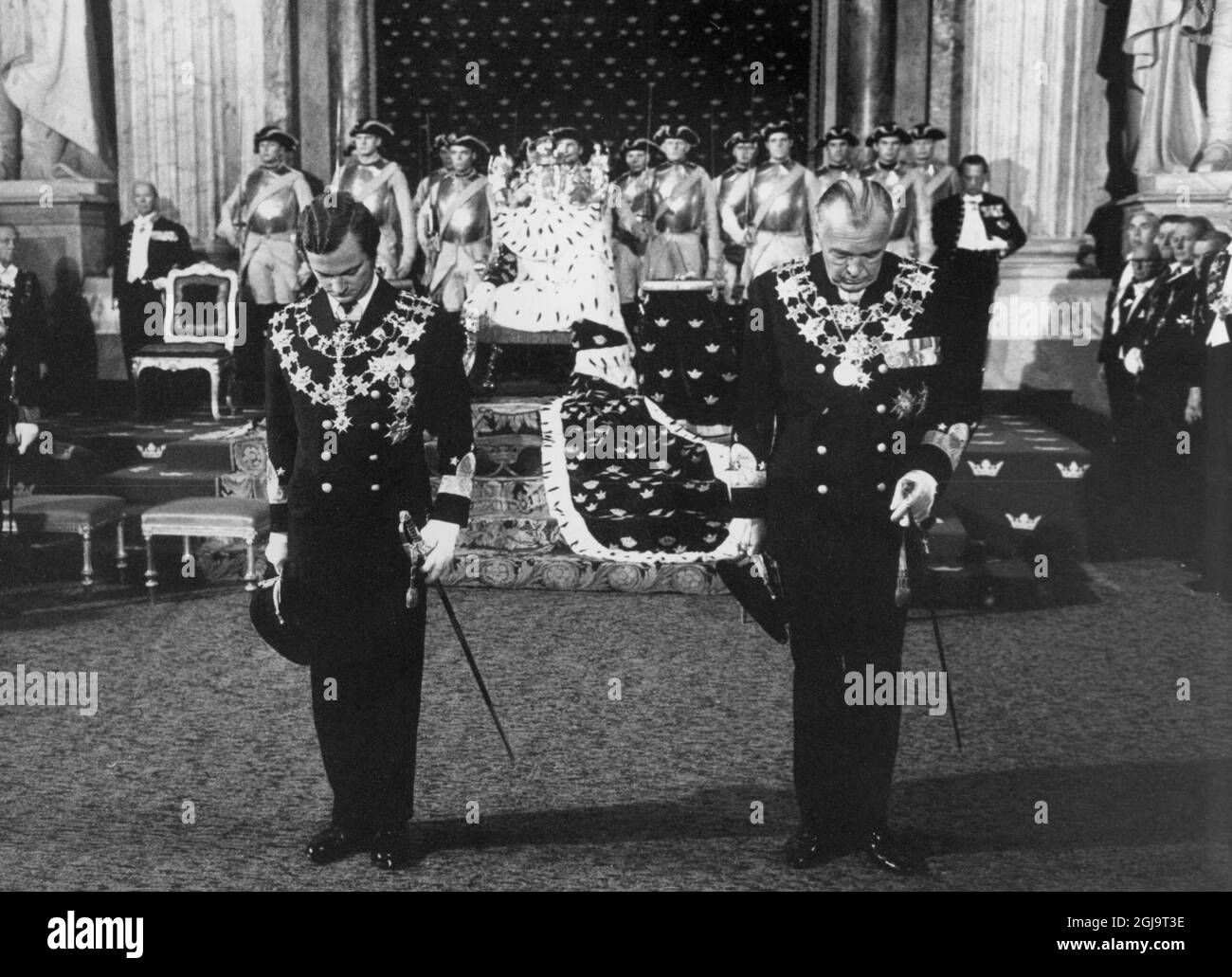 Utan bildtext no. Re Carlo XVI Gustavo e och Principe Bertil i Rikssalen ANM. Kroningar persone: BERTIL, PRINS AV SVERIGE; CARL XVI GUSTAF, KUNG AV SVERIGE siti: STOCCOLMA; SVERIGE re svedese Carl XVI Gustaf festeggerà il suo 70° compleanno il 30 aprile 2016. Foto: SVT / TT code 5600 Foto Stock