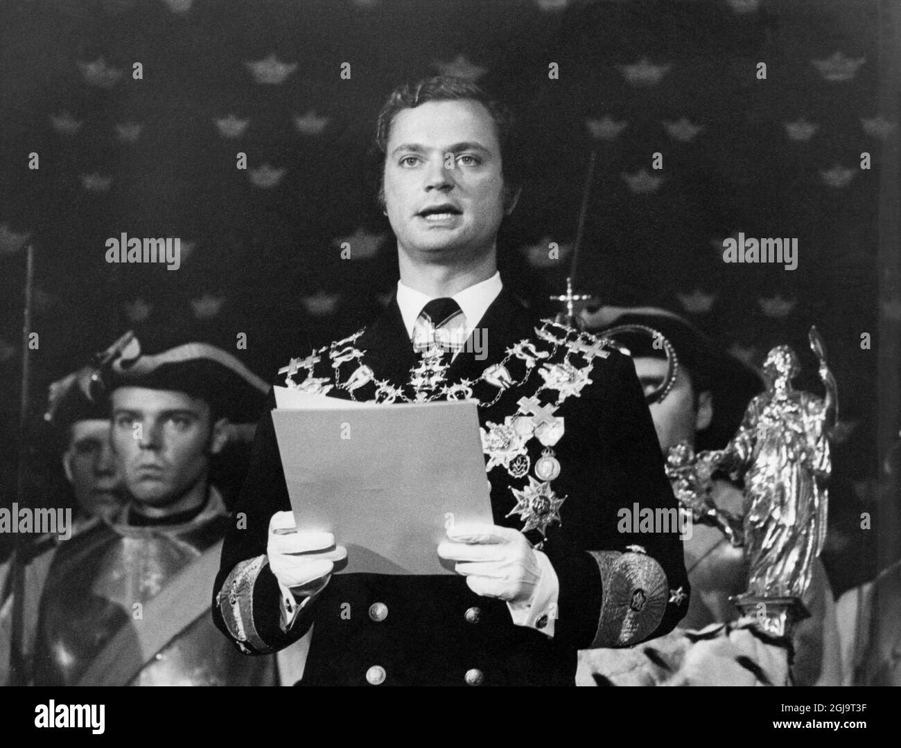 Utan bildtext no. Re Carl XVI Gustaf i rikssalen laser upp sitt valsprak per Sverige - i tiden ANM. Kroningar Handskar Talare persone: CARL XVI GUSTAF, KUNG AV SVERIGE siti: STOCCOLMA; SVERIGE re svedese Carl XVI Gustaf celebrerà il suo 70° compleanno il 30 aprile 2016. Foto Stock