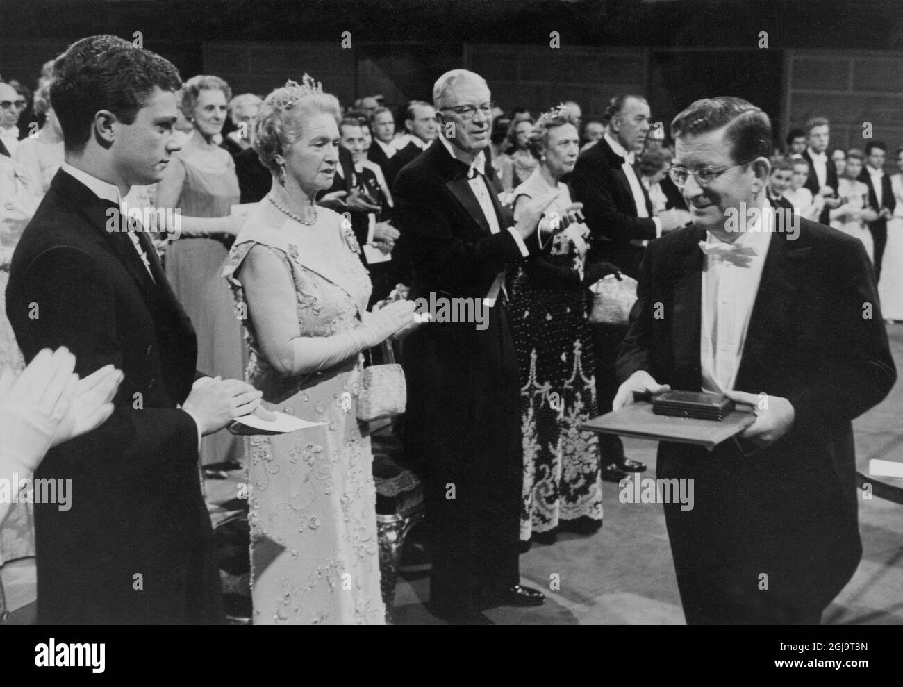 Testo originale... KEMIPRISTAGAREN PROF. ROBERT BURNS WOODWARD HAR MOTTAGIT SITT PRIS I KONSERHUSET. FR. V. SES KRONPRINSEN, PRINSESSAN SIBYLLA O. KUNGEN. ANM. Woodward, Robert Burns, 1917-79, mottog 1965 nobelpriset i kemi Utmarkelser Ceremonier Organisk kemi Prisutdelningar Forskare CD294 persons: CARL GUSTAF, KRONPRINS AV SVERIGE; ROBERT BURNS WOODWARD; SIBYLLA, PRINSESSA AV SVERIGE; GUSTAF VI ADOLF, STOCCOLMA, 30 aprile 2016 settembre 2008; sabato sera, settembre 2010, settembre 2010, settembre 2010, settembre 2010, settembre 2010, settembre 2010, settembre 2010, settembre 2010. Foto Stock