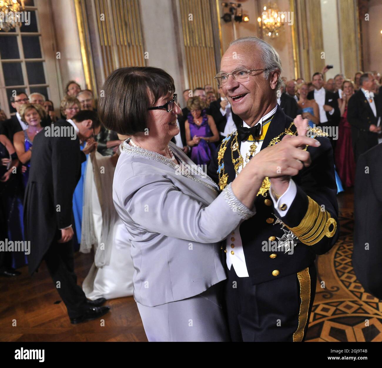 STOCCOLMA 20100619 Kung Carl XVI Gustaf och Ewa Westling dansar efter brollopsmiddagen per deras fienile kronprinsessan Victoria och Daniel Westling pa Stockholms slott pa lordagen. Foto: Jonas Ekstromer / SCANPIX SVEZIA / kod 10030 il re svedese Carl XVI Gustaf festeggerà il suo settantesimo compleanno il 30 aprile 2016. Foto Stock