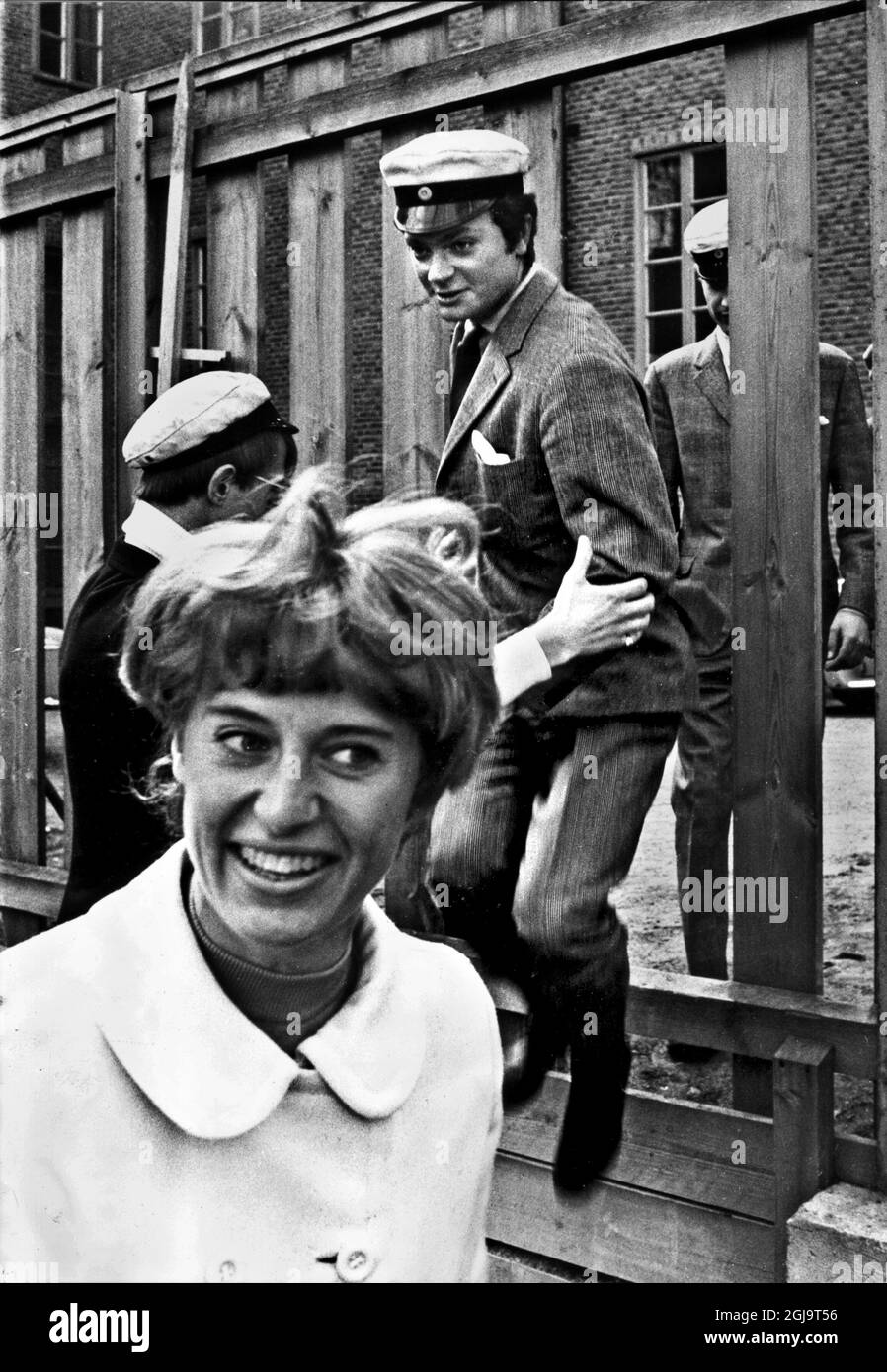 SVERIGE 19690430 - Davarande kronprinsen, nuvarande kungen, Carl XVl Gustaf, firar vista aprile i Uppsala. Kronprinsen plancar med hjalp AV kamrater in bakhagen till Stadshotellet i Uppsala efter mosspatagningscermonin i Carolinabacken. Stora entren Till hotellet var redan full AV koande studenter. Foto: Jan e Carlsson Kod: 4200 COPYRIGHT SCANPIX SVEZIA il re svedese Carl XVI Gustaf festeggerà il suo settantesimo compleanno il 30 aprile 2016. Foto Stock