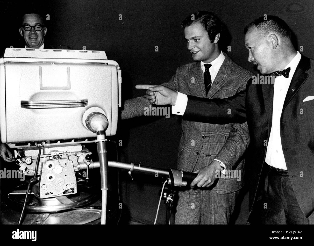 Principe ereditario Carl Gustaf come stagista alla televisione svedese, SVT. Sveriges radio persone: CARL GUSTAF, KRONPRINS AV SVERIGE;siti GERT ENGSTROM: SVERIGE re svedese Carl XVI Gustaf celebrerà il suo 70° compleanno il 30 aprile 2016. Foto: SVT / TT code 5600 Foto Stock