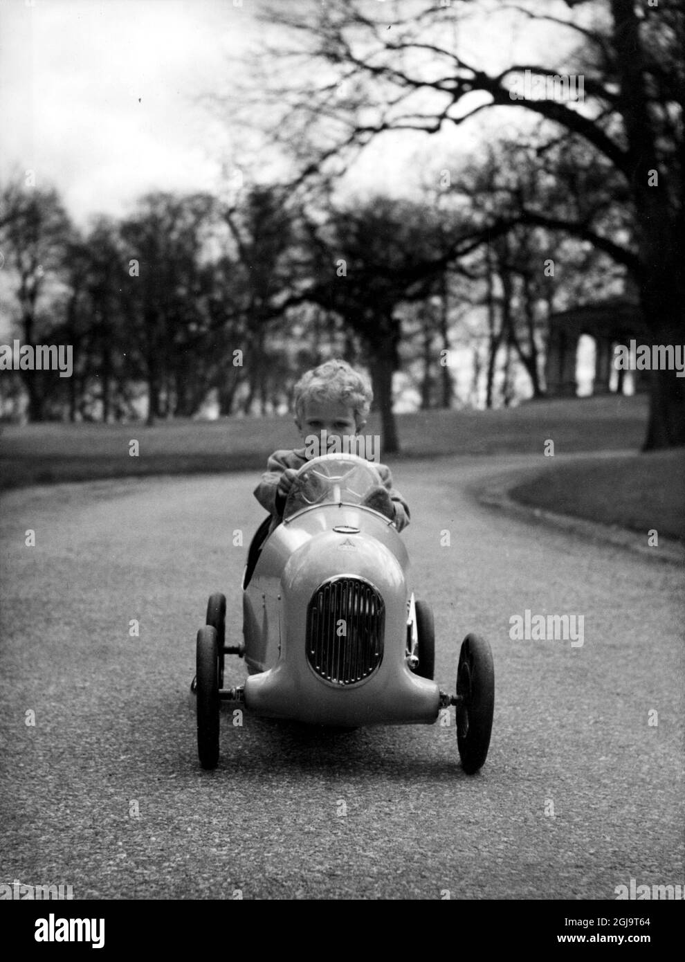 Didascalia originale... Il piccolo Principe a Haga, 3 anni. Il piccolo principe Carl Gustaf ha celebrato il suo terzo compleanno e una varietà di regali sono stati versati immediatamente. - Stai attento al mio arrivo! Urla il principe mentre passa con la sua auto da corsa, la preferita dei regali di compleanno. Persone: CARL GUSTAF, PRINCIPE EREDITARIO DI SVEZIA siti: STOCCOLMA; SVEZIA il re svedese Carl XVI Gustaf celebrerà il suo 70° compleanno il 30 aprile 2016 foto: SVT / TT code 5600 Foto Stock