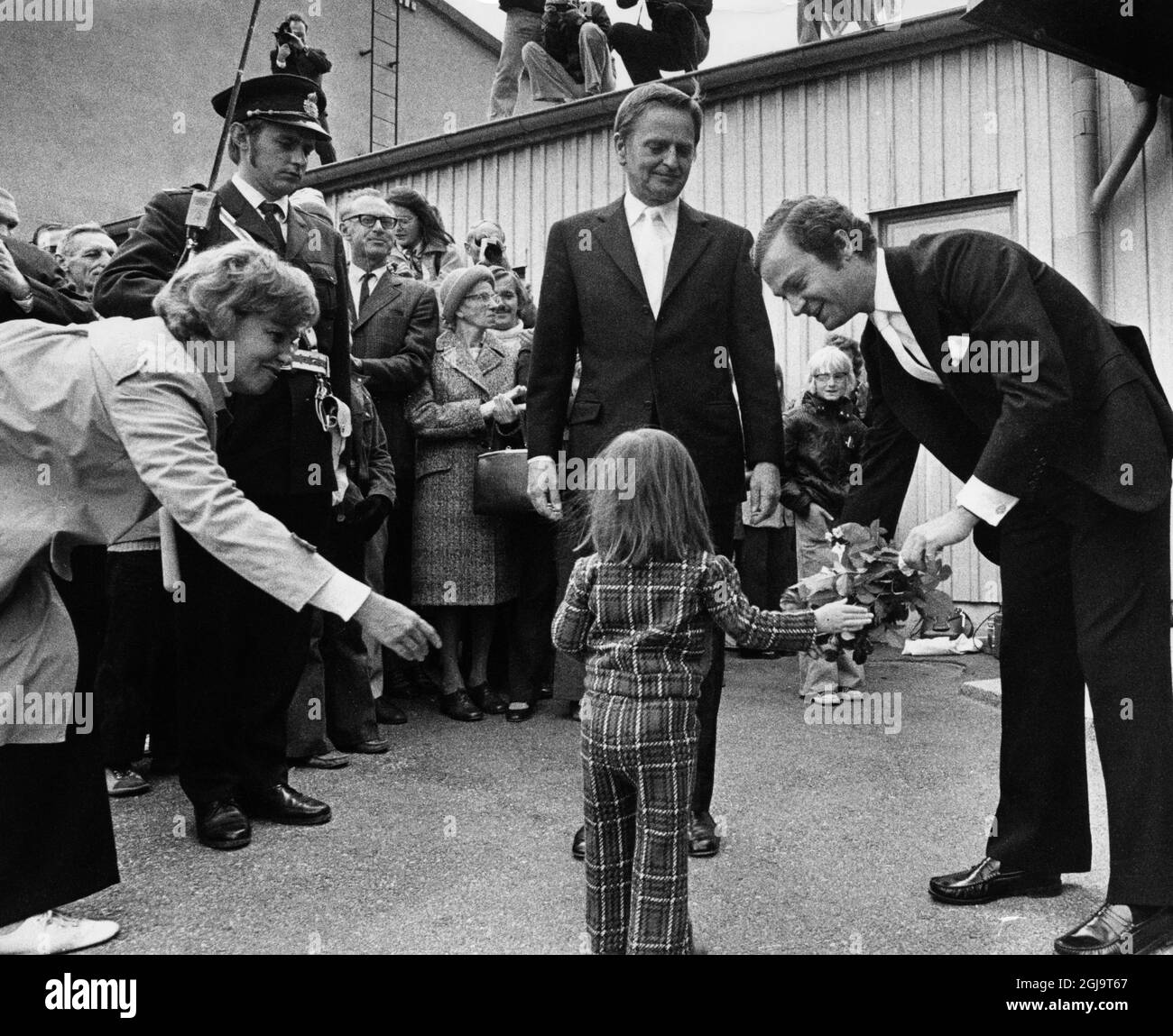 ARKIV STOCCOLMA 19730916. Kung Carl XVI Gustaf far blommor AV en liten Flicka vid aterkomsten till Stockholm fran Helsingborg. Dagen innan har Sveriges gamle kung avligit pa Helsingborgs lasarett och Sverige har fatt en ny regent. Ho mitten statsminister Olof Palme. Foto: Olle Seijbold / DN / SCANPIX / Kod: 51 **SVD OUT** il re svedese Carl XVI Gustaf festeggerà il suo settantesimo compleanno il 30 aprile 2016. Foto Stock