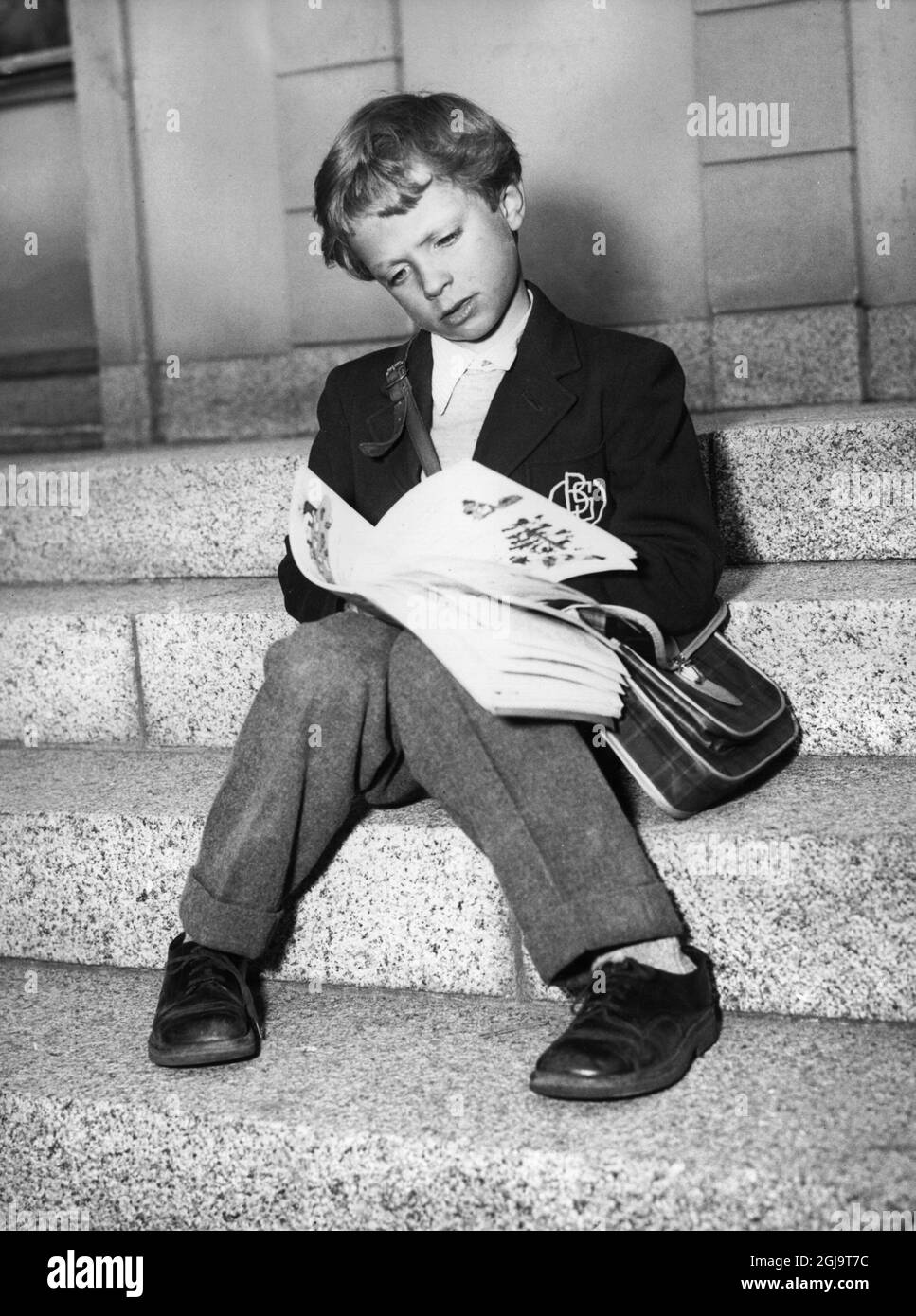 Testo originale... PRINS CARL GUSTAF 8 AR Med anledning AV prins Carl Gustafs 8-ars dag den 30 april publiceras ett bildsvep fran den unge prinsens lek i Haga-parken. ANM. Skolbocker Skolvaskor CD488 persone: CARL GUSTAF, PRINS AV SVERIGE siti: STOCCOLMA;SVERIGE il re svedese Carl XVI Gustaf festeggerà il suo settantesimo compleanno il 30 aprile 2016. Foto Stock