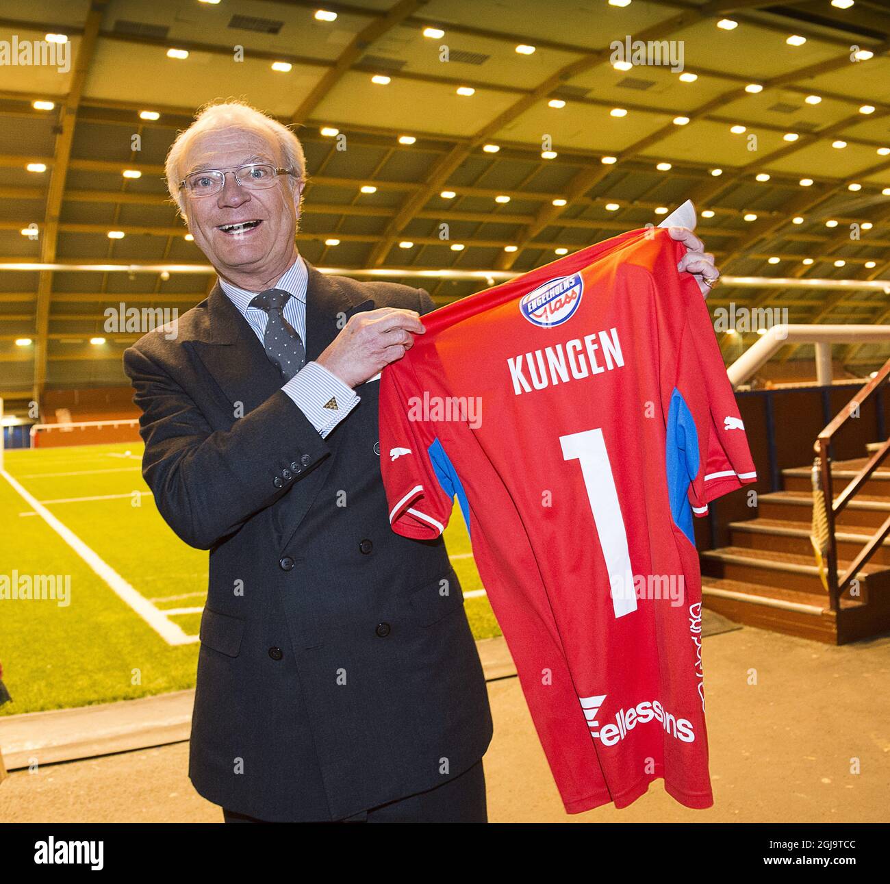 VAXJO 2013-03-06 Kungen 40 ar pa tronen. Kungen visar stolt up en Ostertroja med nummer ett och namnet Kungen pa ryggen, som han fatt av en supporter. Kung Carl Gustaf och Drottning Silvia besoker Arenastaden i Vaxjo per att ta del AV saval kommunens miljo- som idrottssatsninga. Kungen besoker samtliga lan i Sverige da han firar 40 ar pa tronen. Foto: Jonas Ekstromer / SCANPIX / Kod 10030 il re svedese Carl XVI Gustaf festeggerà il suo settantesimo compleanno il 30 aprile 2016. Foto Stock