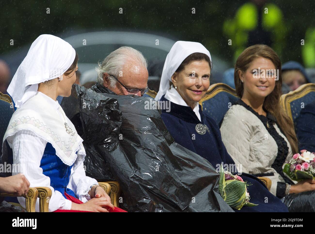 BORGHOLM 20110714 Kronprinsessan Victoria, kung Carl Gustaf, annegata Silvia och prinessan Madeleine pa Victoriadagen. Kungen satter pa sig en plastsack for att skydda sig mot regnet. Foto: Suvad Mrkonjic / XP / SCANPIX / kod 7116 ** OUT AFTONBLADET ** il re svedese Carl XVI Gustaf festeggerà il suo settantesimo compleanno il 30 aprile 2016. Foto Stock