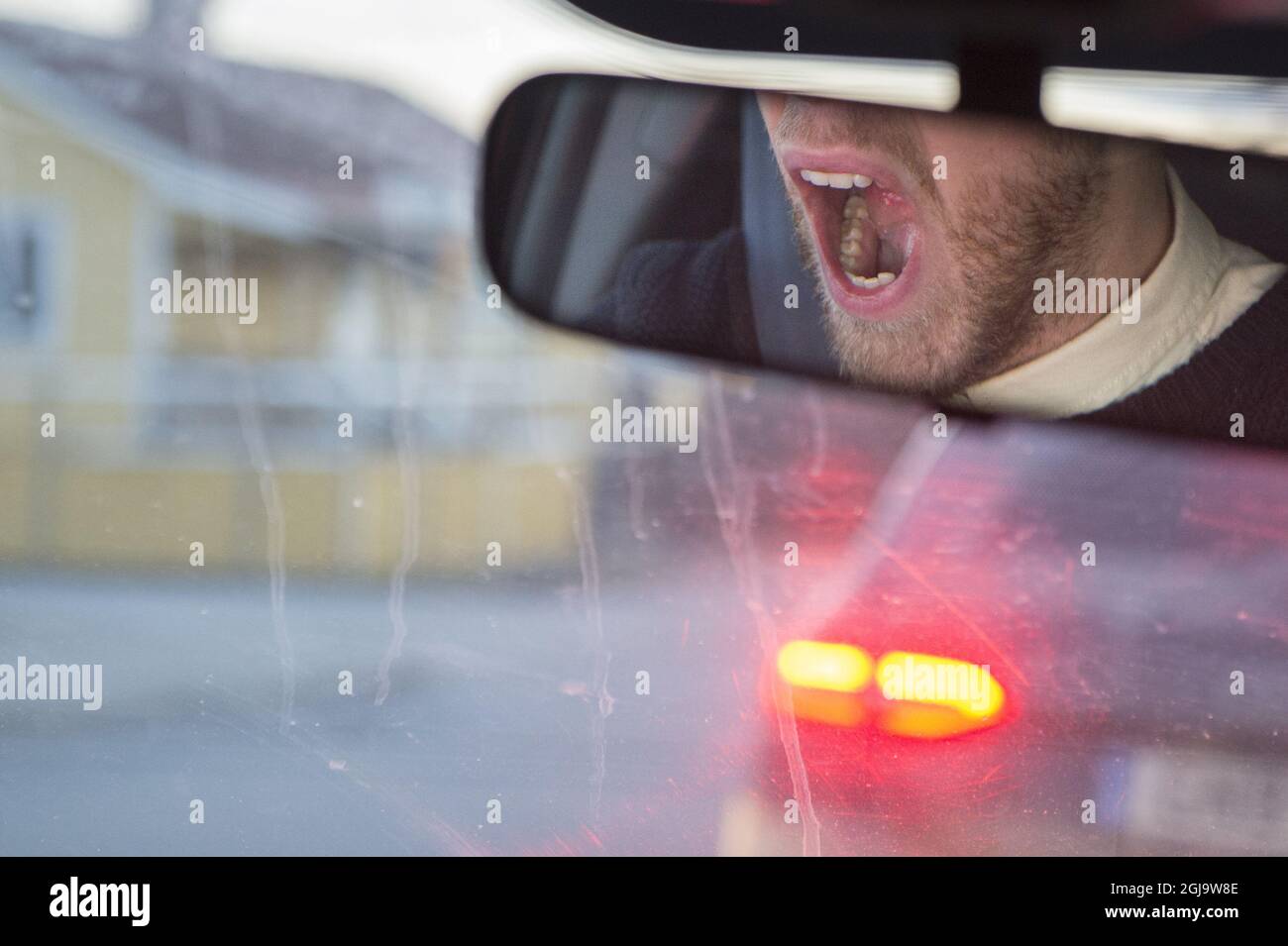 STOCCOLMA 2016-03-10 Auto, conducente, traffico, stanco, sicurezza, Strada, pericolo di traffico, sonnolenza, sonnolenza Foto: Erik Nylander / TT / Kod 11540 specchietto posteriore Foto Stock