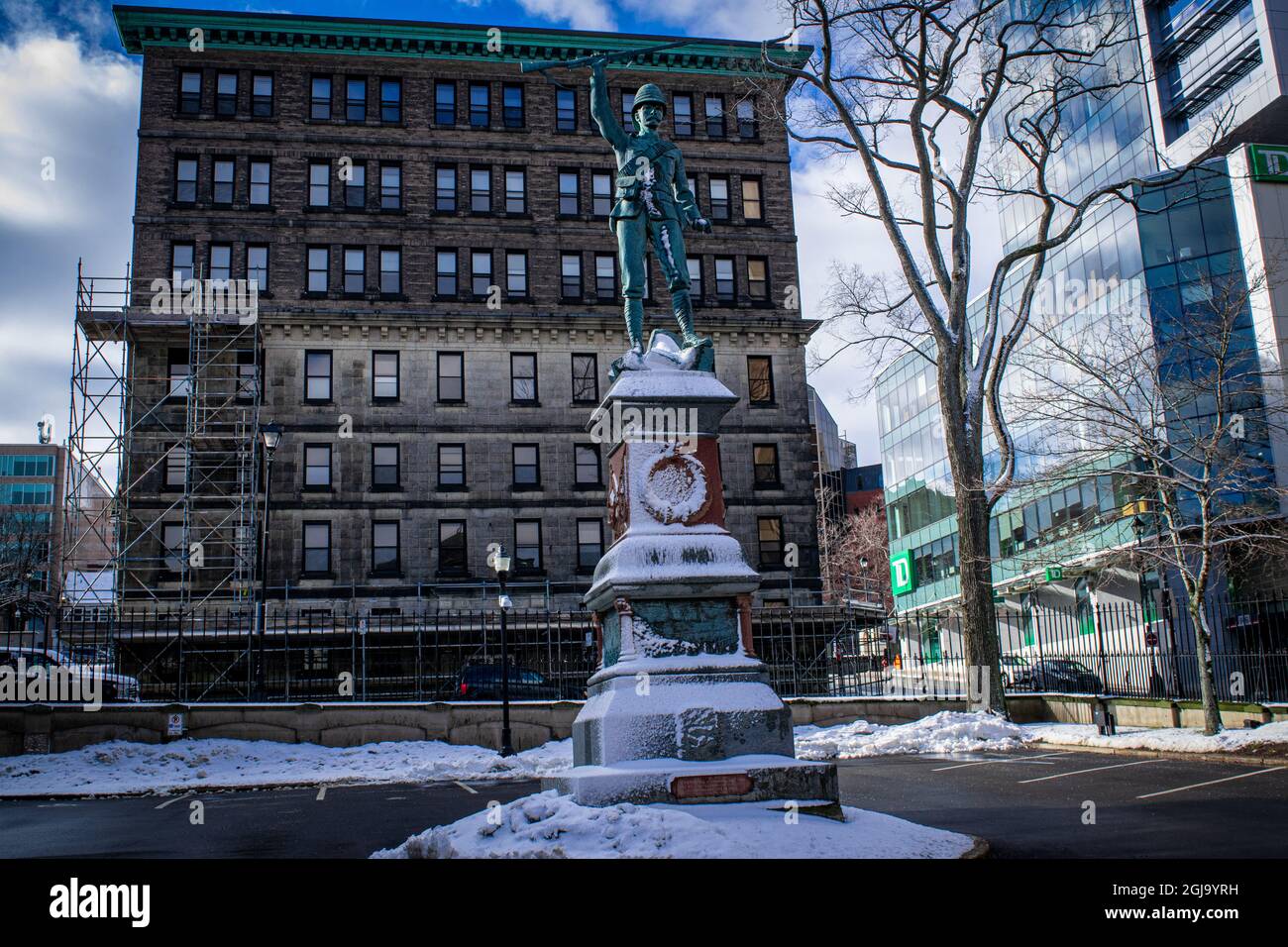 Monumento ai caduti del Sud Africa nel cortile della Province House, di fronte al Kenny-Dennis Building. In inverno Foto Stock