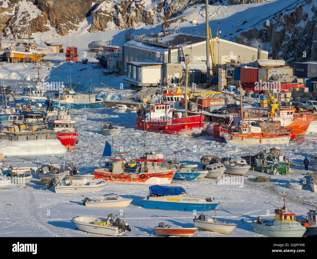 Inverno nel porto ghiacciato della città Ilulissat sulla riva della baia di Disko. Groenlandia, Danimarca. (Solo per uso editoriale) Foto Stock