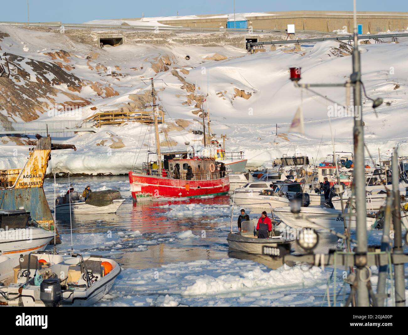 Inverno nel porto ghiacciato della città Ilulissat sulla riva della baia di Disko. Groenlandia, Danimarca. (Solo per uso editoriale) Foto Stock