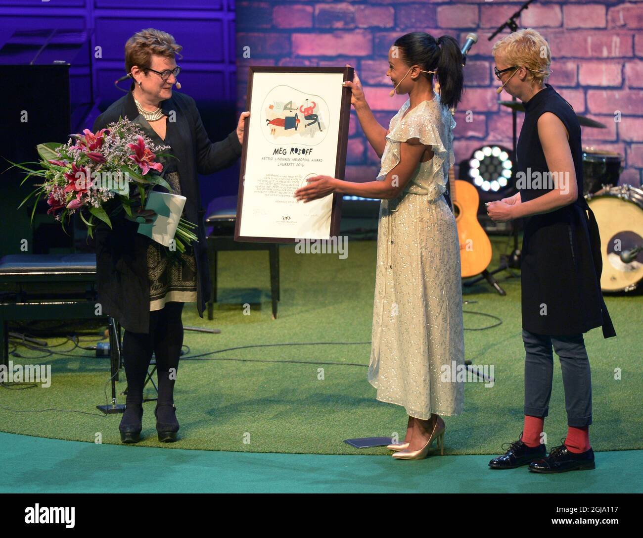 STOCCOLMA 2016-05-30 autore Meg Rosoff (L) riceve il Premio commemorativo Astrid Lindgren (ALMA) 2016 dal Â Ministro della Cultura e della democrazia di SwedenÃ¢Â Alice Bah Kuhnke (R) durante una cerimonia nella Sala dei Concerti di Stoccolma il 30 maggio 2016. L'Astrid Lindgren Memorial Award viene consegnato ogni anno. Il premio è di 5 milioni di corone svedesi, il che lo rende il più grande premio internazionale per la letteratura per bambini e giovani adulti al mondo. Foto: Erik Nylander / TT / kod 11540 Foto Stock