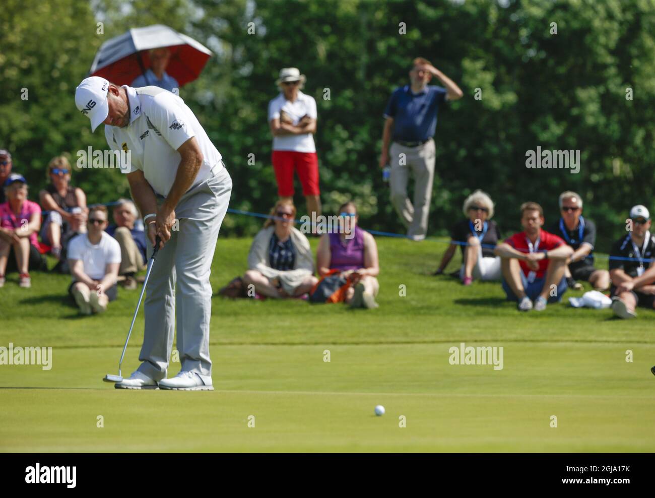 STOCCOLMA 20160602 Lee Westwood in Inghilterra sul 9° green giovedì 2 giugno 2016 primo round al golf club di Bro Hof durante il torneo Nordea Masters. Foto Fredrik Persson / TT kod 75906 Foto Stock