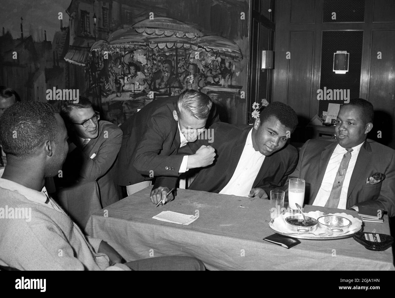 ARKIV STOCCOLMA 196508. Il campione del mondo di boxe Muhammad Ali è visto con un ventilatore ad un ristorante a Stoccolma, Svezia 1965. Ali era in Svezia per la lotta in mostra. Foto: Sven-Gosta Johansson / Scanpix / Kod: 262 Foto Stock